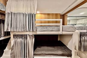 Blu Cabin Ari Stylish Gay Poshtel