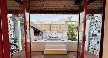 Blu Cabin Ari Stylish Gay Poshtel