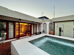 Blu Cabin Ari Stylish Gay Poshtel