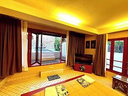 Blu Cabin Ari Stylish Gay Poshtel