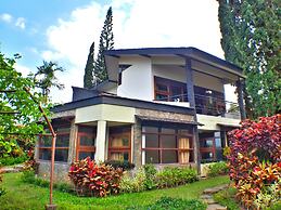 Villa 4-BR Klub Bunga No. 8 Batu Malang