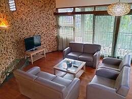 Villa 4-BR Klub Bunga No. 8 Batu Malang