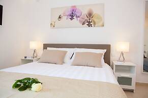 Split Summer Lounge Apartments
