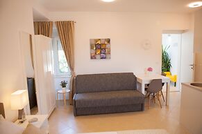 Split Summer Lounge Apartments