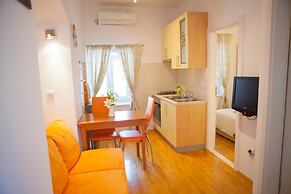 Split Summer Lounge Apartments