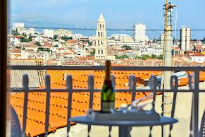 Split Summer Lounge Apartments