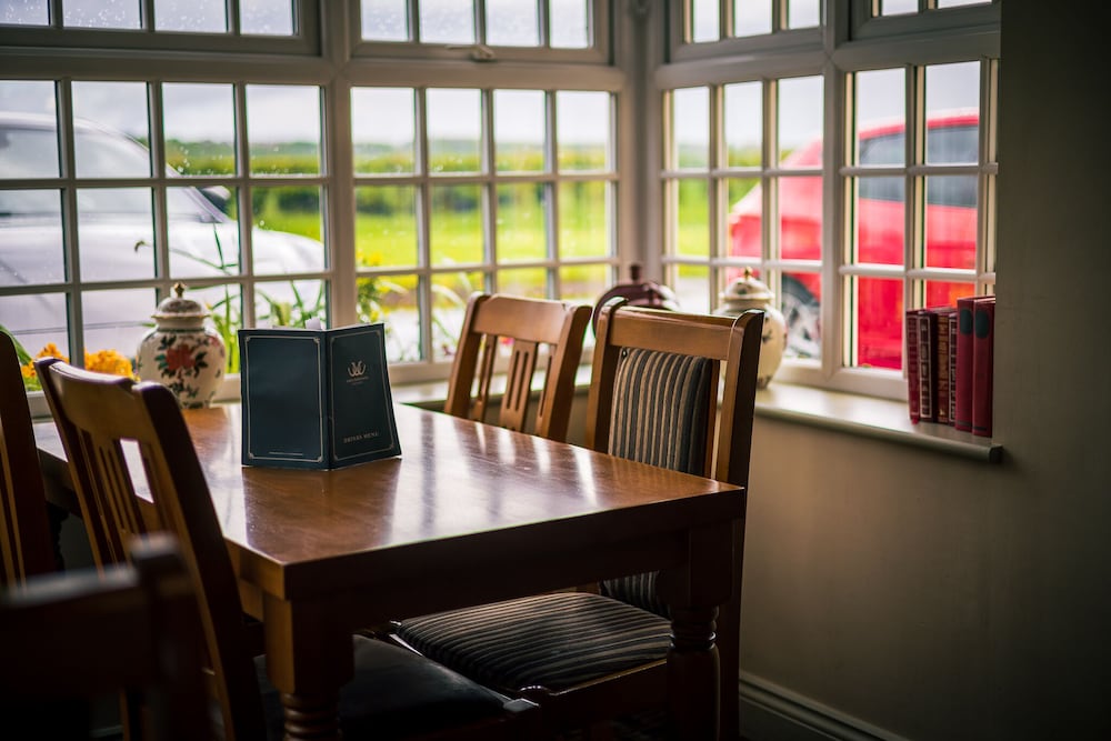 The Three Horseshoes