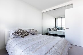 Sabrina, 2BDR Docklands Apartment