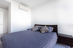 Sabrina, 2BDR Docklands Apartment