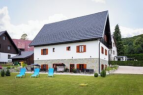 Green Lakes House