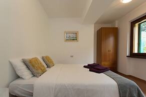 Stresa Apartment With Private Access to Beach