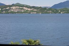Stresa Apartment With Private Access to Beach