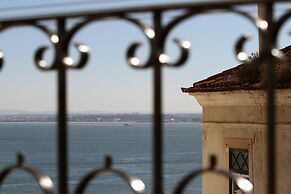 Alfama Right Point