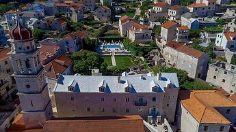 Puteus Palace Brac
