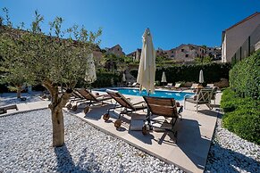 Puteus Palace Brac