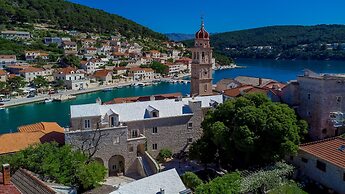 Puteus Palace Brac