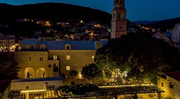 Puteus Palace Brac