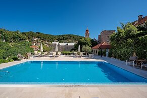 Puteus Palace Brac