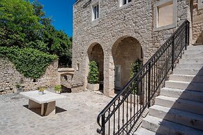 Puteus Palace Brac
