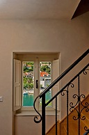 Puteus Palace Brac