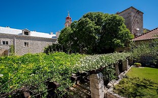 Puteus Palace Brac