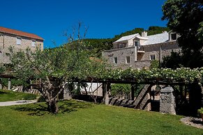 Puteus Palace Brac