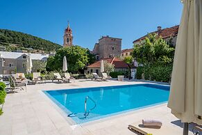 Puteus Palace Brac