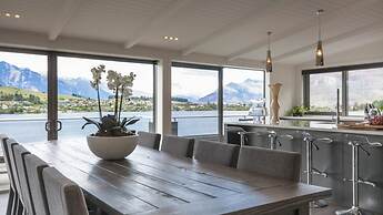 Lakehouse Lakefront