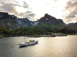 Nusfjord Village & Resort