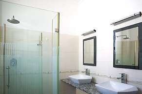 Almasi Oceanfront Apartment