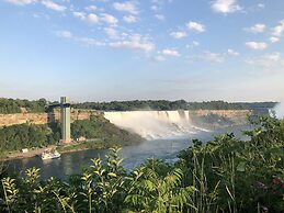 Serene Niagara Inn