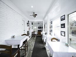 Serene Niagara Inn