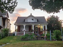 Serene Niagara Inn