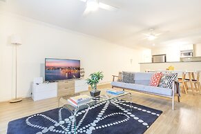 Perfectly Located Apt Rooftop Pool & Spa