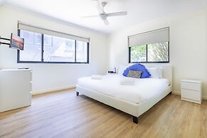 Perfectly Located Apt Rooftop Pool & Spa