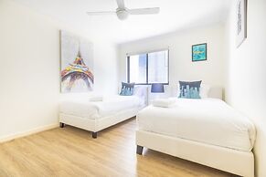 Perfectly Located Apt Rooftop Pool & Spa