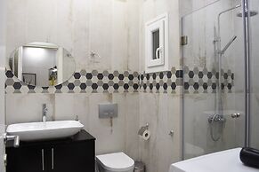 Alpinia Deluxe Apt Must