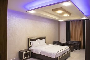 Sara Crown Hotel