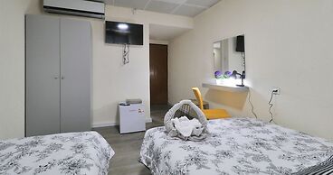 Neve Midbar Motel