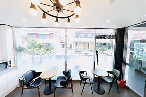 Hotel B