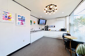 Hotel B