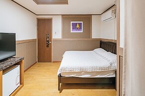 Hotel B