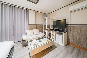 Hotel B