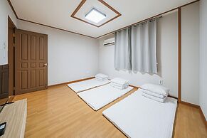 Hotel B