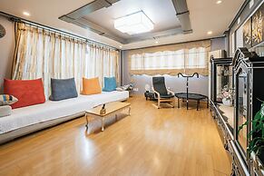 Hotel B