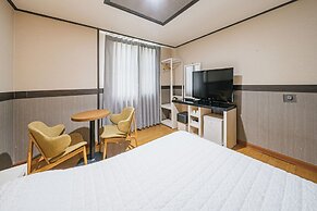Hotel B