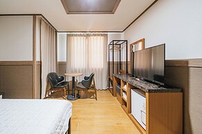 Hotel B