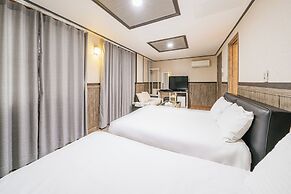 Hotel B