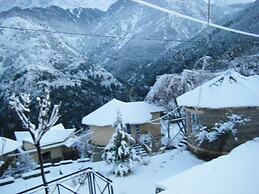 Udechee Huts Hotel
