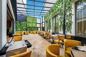 Les Ambassadeurs Hotel & Casino